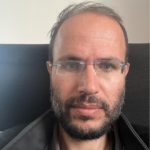 Σκοτώθηκε σε ισραηλινό βομβαρδισμό ο Παλαιστίνιος ποιητής Ρεφαάτ Αλαρίρ