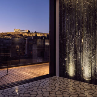 Το ρετιρέ του Urban Stripes αιωρείται πάνω από την ανάγλυφη γεωγραφία της Αθήνας