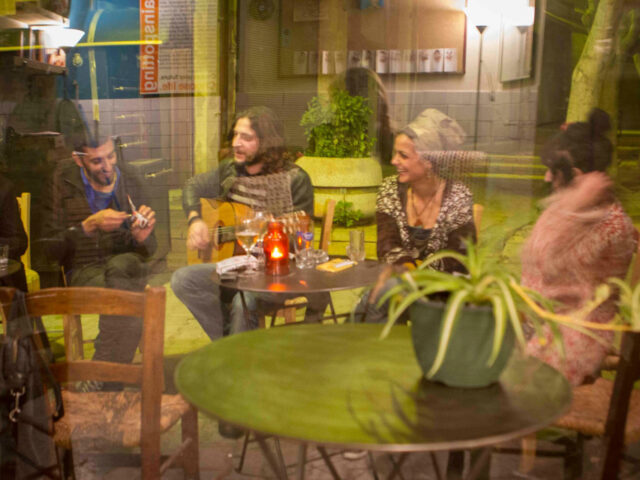 Hoi Polloi: Το café-bar στην Κατεχόμενη Λευκωσία που προωθεί τη συμφιλίωση στην Κύπρο