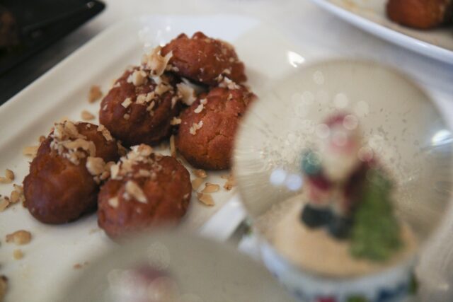 Καλάθι των Χριστουγέννων: Εκτός τελικά κουραμπιέδες και μελομακάρονα