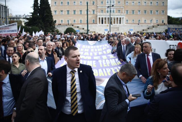 Συγκέντρωση διαμαρτυρίας δικηγόρων και άλλων ελεύθερων επαγγελματιών κατά του φορολογικού στο Σύνταγμα