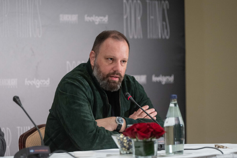 Ο Γιώργος Λάνθιμος στη συνέντευξη τύπου για το Poor Things.