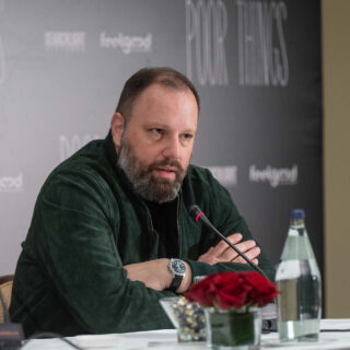 Ο Γιώργος Λάνθιμος παρουσίασε στην Αθήνα τη νέα του ταινία, Poor Things, με μια συνέντευξη και μια πρεμιέρα