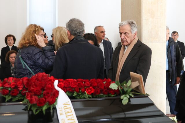 Βασίλης Βασιλικός: Σε κλίμα συγκίνησης το τελευταίο αντίο στον συγγραφέα