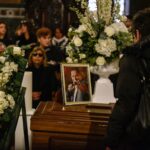 Πλήθος κόσμου στην κηδεία του Βασίλη Καρρά