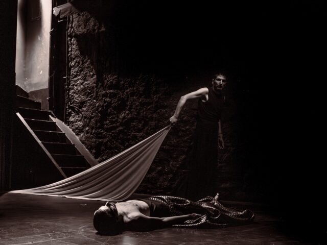 Ο σκηνοθέτης Κωνσταντίνος Χατζής πιστεύει ότι το θέατρο είναι μια τέχνη που ανήκει στον ηθοποιό