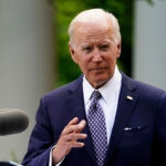 Οριακό προβάδισμα Μπάιντεν έναντι του Τραμπ σε νέα δημοσκόπηση