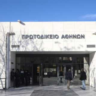Η δίκη για τη «12χρονη» επιζώσα βιασμών ξεκινά με κωλυσιεργία και επαναθυματοποίηση