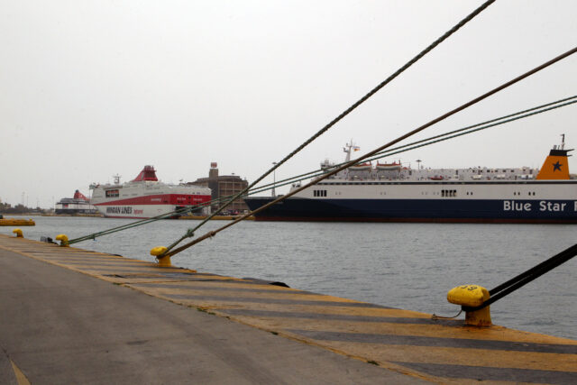Δεμένα τα πλοία σε πολλά λιμάνια λόγω θυελλωδών ανέμων