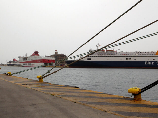 Δεμένα τα πλοία στα λιμάνια λόγω των ισχυρών ανέμων