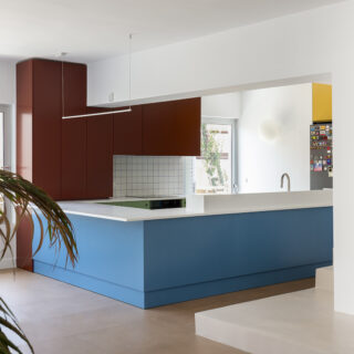 Στα Άνω Πετράλωνα, σε ένα ευρύχωρο διαμέρισμα με ζωηρό χρωματισμό