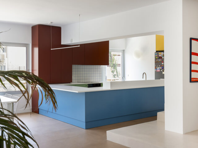 Στα Άνω Πετράλωνα, σε ένα ευρύχωρο διαμέρισμα με ζωηρό χρωματισμό