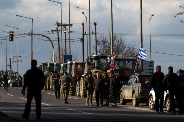 Πληθαίνουν τα μπλόκα των αγροτών στη Φθιώτιδα
