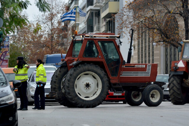 Ένταση ανάμεσα σε αγρότες και ΜΑΤ στη Λάρισα [ΒΙΝΤΕΟ]