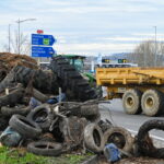 Με οδοφράγματα κλιμακώνουν τις κινητοποιήσεις τους οι αγρότες στην Γαλλία