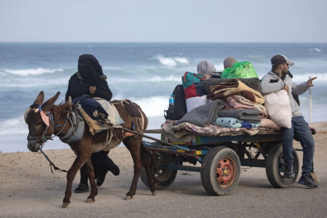 Γάζα: 25.700 Παλαιστίνιοι νεκροί – Ο ισραηλινός στρατός κατέστρεψε το σπίτι Παλαιστίνιου στη Δυτική Όχθη