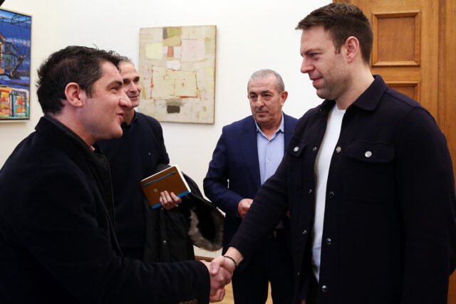 Στέφανος Κασσελάκης για τις τράπεζες: «Καρτελοποίηση, χαμηλή ποιότητα υπηρεσιών, υπέρογκα κέρδη, εργασιακή επισφάλεια»