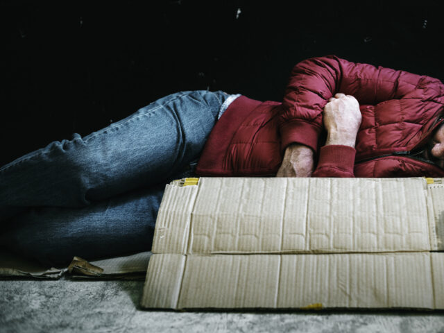 Αστεγία στην Ελλάδα: Από τις ελλιπείς δομές μέχρι την ανεπαρκή περίθαλψη, οι ολιστικές δράσεις αγνοούνται