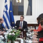 Μητσοτάκης στο υπουργικό: Θέμα ισότητας ο νόμος για τα ομόφυλα ζευγάρια – Μετά τις ευρωεκλογές η τροπολογία για την επιστολική ψήφο για τις εθνικές εκλογές
