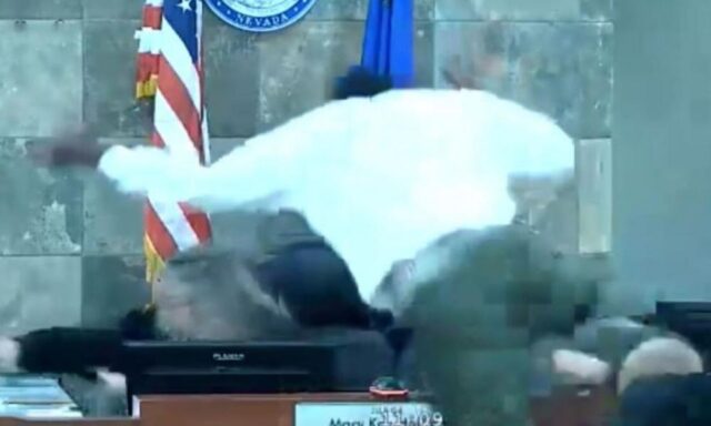 ΗΠΑ: Επιτέθηκε στην πρόεδρο του δικαστηρίου όταν έμαθε ότι θα μπει φυλακή [ΒΙΝΤΕΟ]