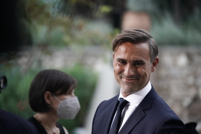 Ομοφοβική επίθεση στον Καπουτζίδη από τον Βελόπουλο: «Να γυαλίσει τα πόμολα στο στρατόπεδο»