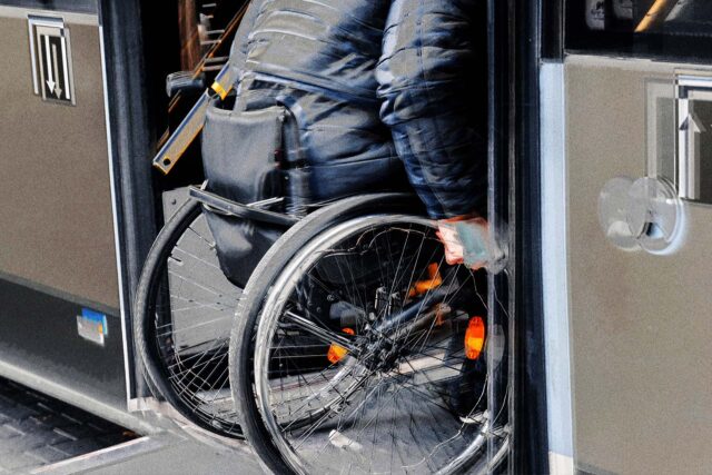 Κρήτη: 33χρονη παρέσυρε με το αυτοκίνητο της άνδρα σε αναπηρικό αμαξίδιο