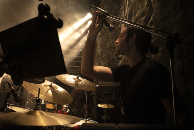 Ο Θανάσης Τσακιράκης παρουσιάζει το πρώτο του προσωπικό άλμπουμ “Scent Remains”