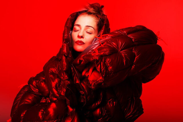 «Κάτι καίγεται»: Η Νατάσσα Μποφίλιου επιστρέφει στο VOX