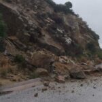Κακοκαιρία: Κατολισθήσεις και πτώσεις βράχων στο επαρχιακό οδικό δίκτυο της Σιθωνίας