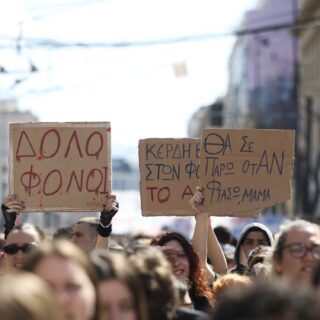 Τέμπη – 365 μέρες μετά: Το συλλογικό τραύμα παραμένει ανεπούλωτο