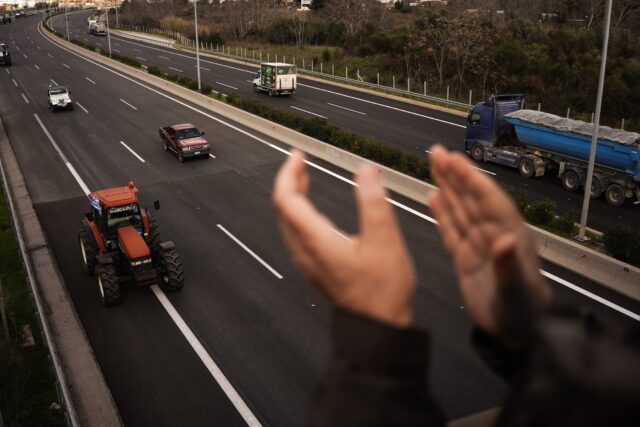 Αγρότες: Έφτασαν στο Σύνταγμα τα πρώτα τρακτέρ