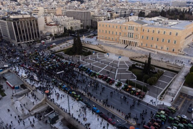 Αγρότες: Οι πρώτες εικόνες με τα τρακτέρ στο Σύνταγμα