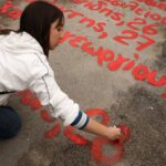 Τέμπη: Φοιτητές ξαναγράφουν τα ονόματα των θυμάτων μπροστά στον Άγνωστο Στρατιώτη [ΒΙΝΤΕΟ]