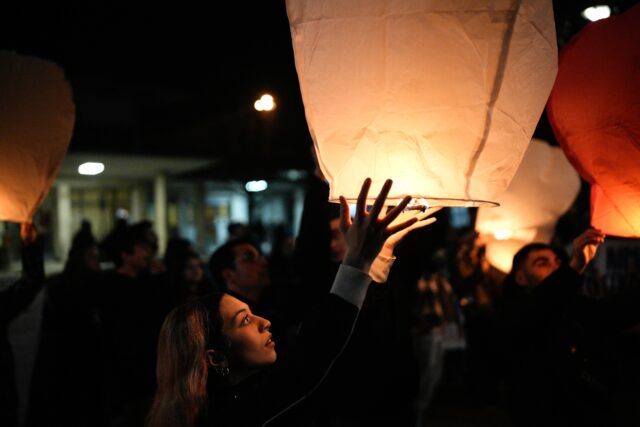 Ένας χρόνος από την τραγωδία στα Τέμπη: Σε απεργιακό κλοιό η χώρα – Μεσίστιες οι σημαίες στο ΑΠΘ