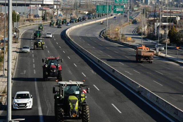 Με μπλόκα και κλιμάκωση των κινητοποιήσεων απαντούν οι αγρότες στα νέα μέτρα της κυβέρνησης