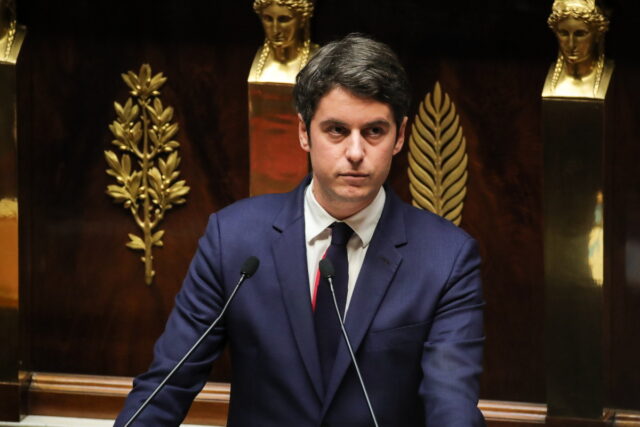 Γκαμπριέλ Ατάλ: Αντιμέτωπος με την πρώτη πρόταση μομφής ο πρωθυπουργός της Γαλλίας