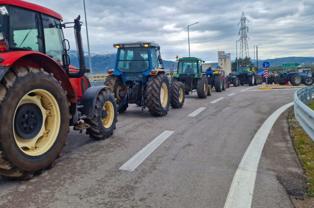Λαμία: Για δύο ώρες απέκλεισαν οι αγρότες την εθνική οδό στην Αταλάντη