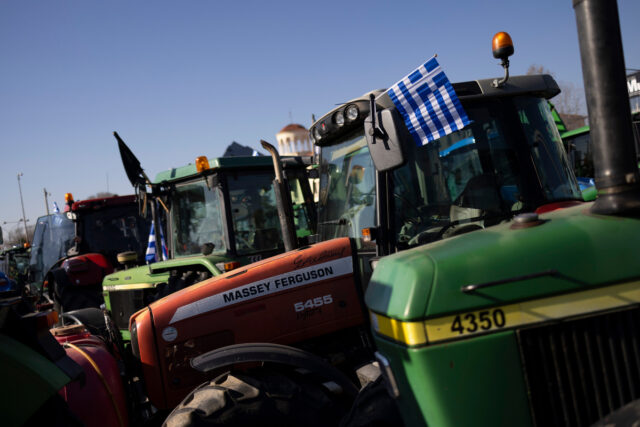 Τρίκαλα: Με τρακτέρ σε κεντρικούς δρόμους της πόλης οι αγρότες