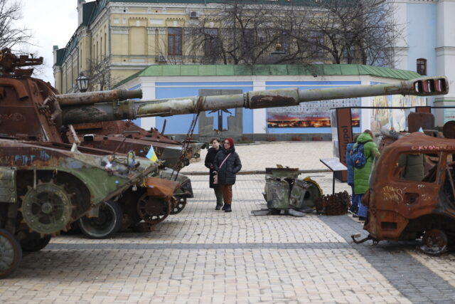 Ουκρανία: Τέσσερις νεκροί σε ρωσικό πλήγμα στη Χερσώνα