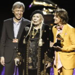 Η Τζόνι Μίτσελ για πρώτη φορά στη σκηνή των Grammy [ΒΙΝΤΕΟ]