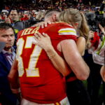 Κανένα τρόπαιο! Η Τέιλορ Σουίφτ και ο Τράβις Κέλσι ήταν αυτοί που τράβηξαν την περισσότερη προσοχή