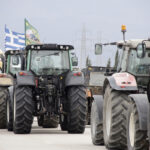 Παραμένουν στα μπλόκα οι αγρότες της Θεσσαλίας