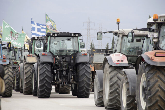 Παραμένουν στα μπλόκα οι αγρότες της Θεσσαλίας