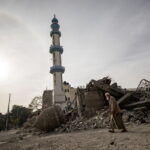 Πόλεμος στη Γάζα: Οικογένεια Παλαιστινίων ζει σε σκηνή που έχει στήσει πάνω στα ερείπια του σπιτιού της