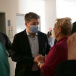 Νίκος Ανδρουλάκης: Συνομιλίες με ασθενείς και εργαζόμενους στο αντικαρκινικό νοσοκομείο «Μεταξά»