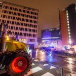 Οι αγρότες «πολιορκούν» τις Βρυξέλλες – Έσπασαν τα κιγκλιδώματα έξω από την έδρα της ΕΕ [ΒΙΝΤΕΟ]