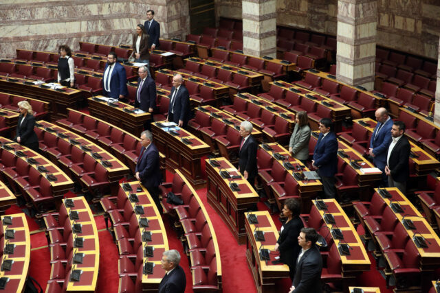 Ενός λεπτού σιγή στην Ολομέλεια της Βουλής για τα θύματα των Τεμπών
