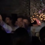 Ισότητα στον γάμο: O Στ. Κασσελάκης γιόρτασε την ψήφιση του νομοσχεδίου χορεύοντας με τον σύντροφό του σε ΛΟΑΤΚΙ+ κλαμπ