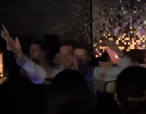 Ισότητα στον γάμο: O Στ. Κασσελάκης γιόρτασε την ψήφιση του νομοσχεδίου χορεύοντας με τον σύντροφό του σε ΛΟΑΤΚΙ+ κλαμπ