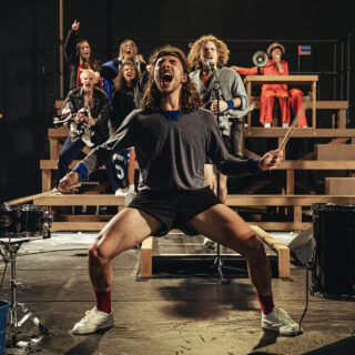 Το One Song της Miet Warlop είναι ένα σαγηνευτικό τελετουργικό για τον αποχαιρετισμό, την ελπίδα και την αναγέννηση